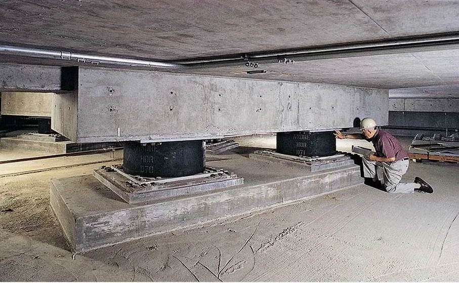 Diseño de Aislación Sísmica de Base en Chillán: Soluciones Técnicas para Suelos Complejos