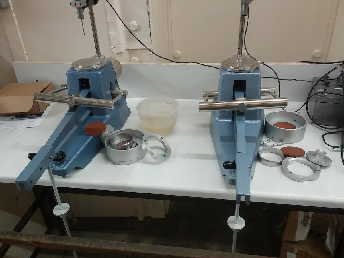 Límites de Atterberg en Chillán: Plasticidad de Suelos Finos para Cimentaciones Seguras